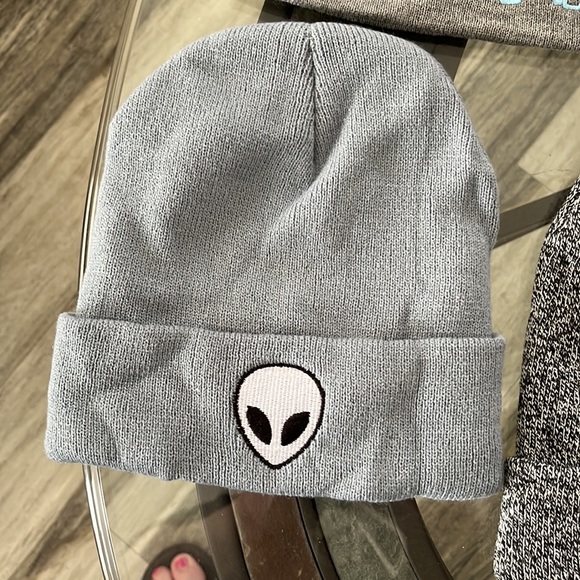 3 PACK BEANNIES (COW/DISTRICT)(ALIEN/UNKNOWN)(BLK& WHT/HERSCHELSUPPLY CO. NWOT - Picture 5 of 7